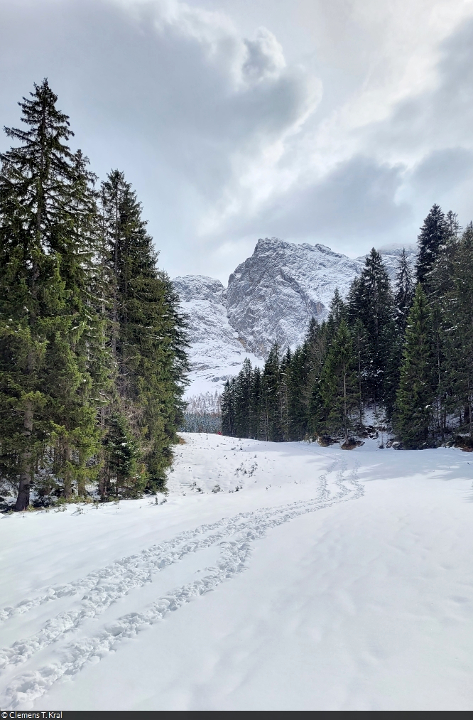 Ein wenig optische Abkühlung bei den aktuell heißen Temperaturen gefällig? Mitte April lag zwischen Eibsee und Zugspitze noch reichlich Schnee, durch den gewandert werden konnte.

🕓 15.4.2023 | 13:30 Uhr