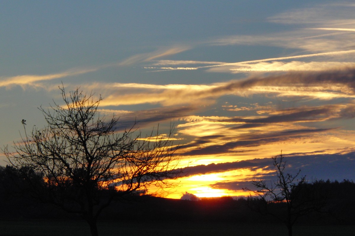 Eindrucksvoller Abendhimmel bei Hofheim i. Ufr., aufgenommen am 12.11.2013 entlang der B303