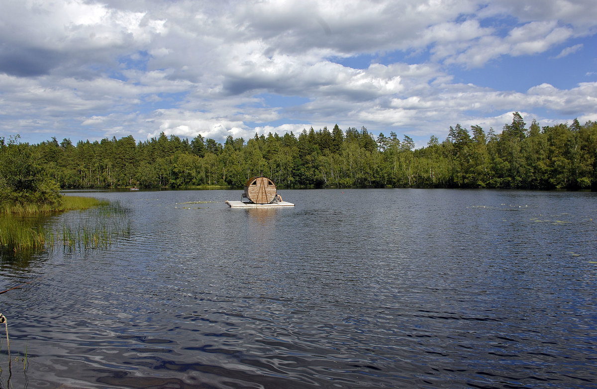 Eine »Schwimmende Badeinsel« auf dem See Norrsjön bei Ödevata in Småland / Schweden. Aufnahme: 19. Juli 2017.
