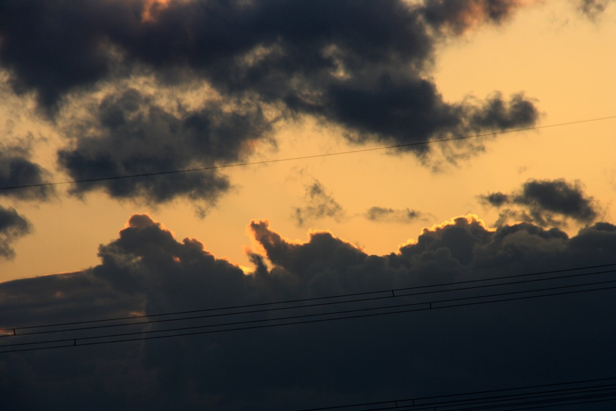 Eine dike Wolke am Abendhimmel in Kohlscheid-Bank am Abend 8.4.2014.