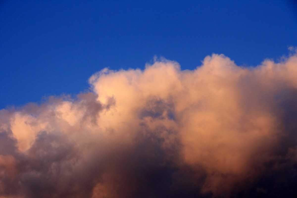 Eine dike Wolke am Abendhimmel in Kohlscheid-Bank am Abend 8.4.2014.