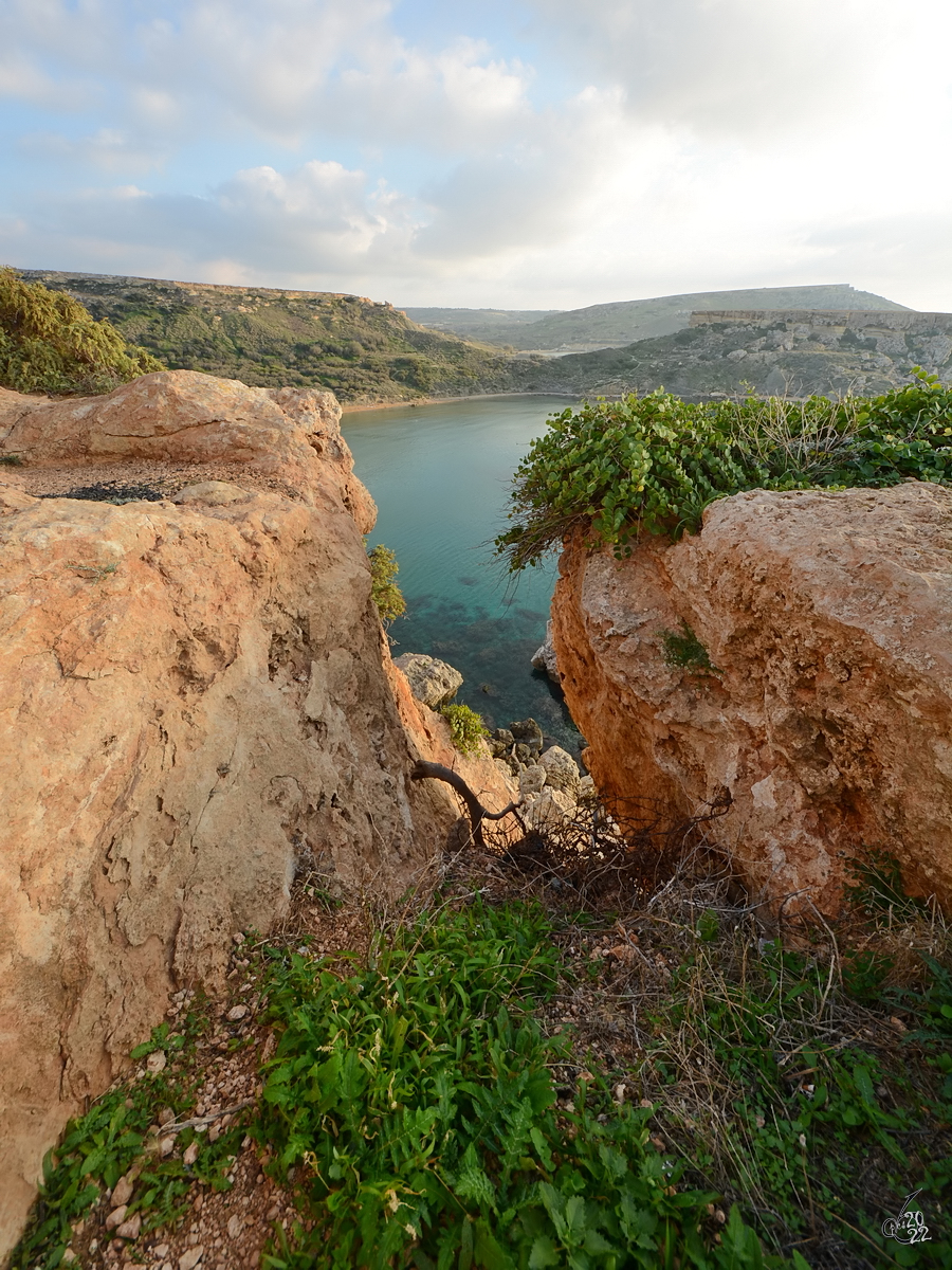 Eine Felsspalte am Ufer zum Mittelmeer in Malta. (Oktober 2017)