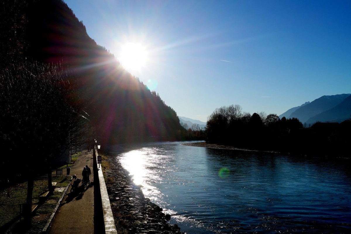 Eine Gegenlichtaufnahme. Entstanden am 23. November 2014 in Rattenberg in Tirol am Inn.