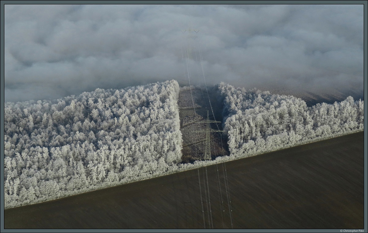 Eine Hochspannungsleitung verschwindet im Nebelmeer. (bei Schwanebeck/Harz, 22.12.2021)