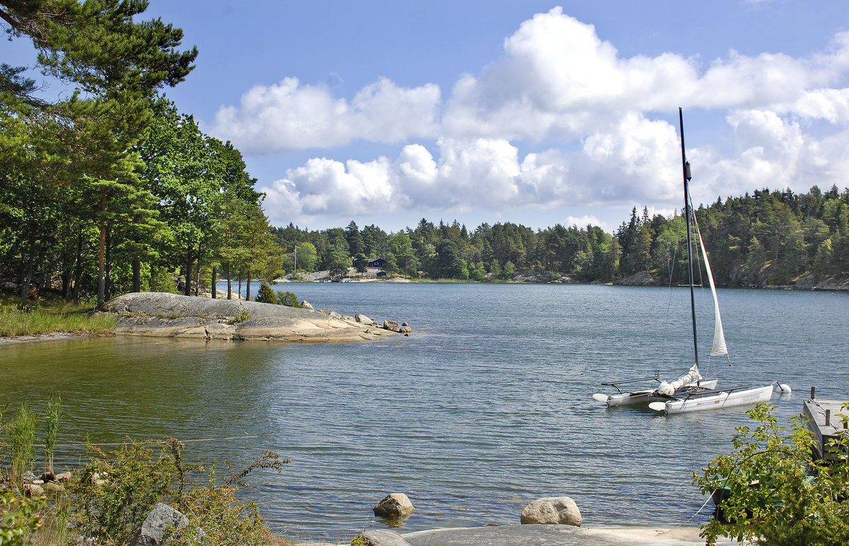 Eine kleine Bucht in der Nähe von der Fähranlegestelle »Skälvik« auf der Insel Svartsö im Stockholmer Schärenhof. Aufnahme: 29. Juli 2017.