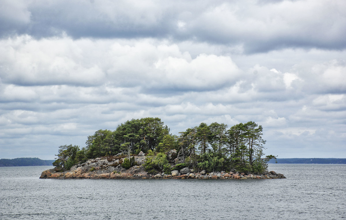 Eine kleine Insel südlich von Björnhuvud im Stockholmer Scherenhof. Aufnahme: 26. Juli 2017.