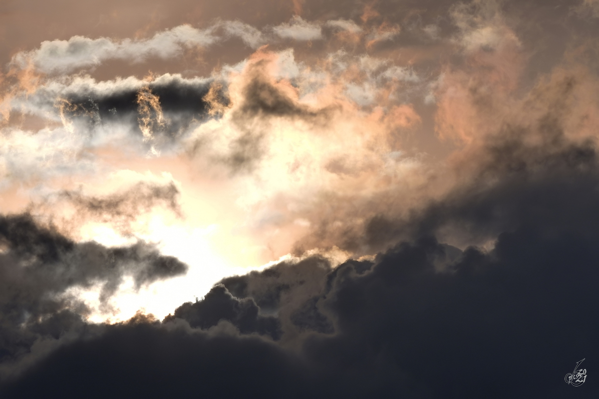 Eine recht interessante Wolkenbildung, so gesehen Mitte Juni 2015 in Düsseldorf.