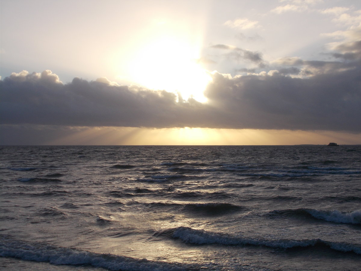 Einen Augenblick Sonne wurde von mir über den stürmischen Greifswalder Bodden,am 26.Dezember 2016,bei Neu Reddevitz ausgenutzt.