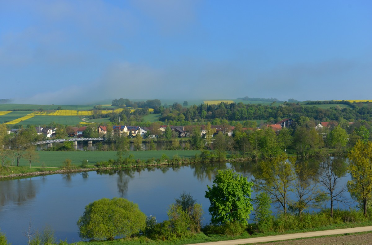 Einen Blick ins Donautal am 23.04.2014 von der Mariaorter Brücke bei Regensburg-Prüfening.