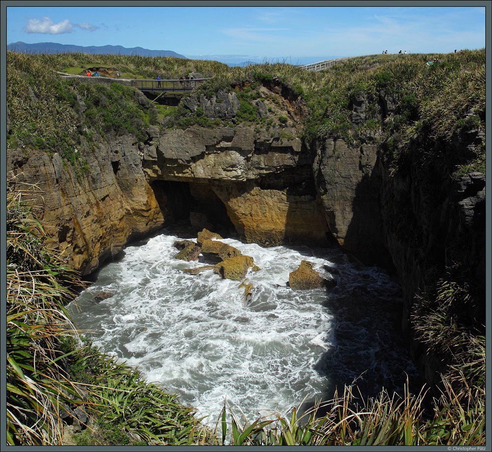 Eines der Becken in den Pancake Rocks. Durch Röhren, die die Brandung in das Gestein gefressen hat, schwappen die Wellen in das Becken. (22.10.2016)