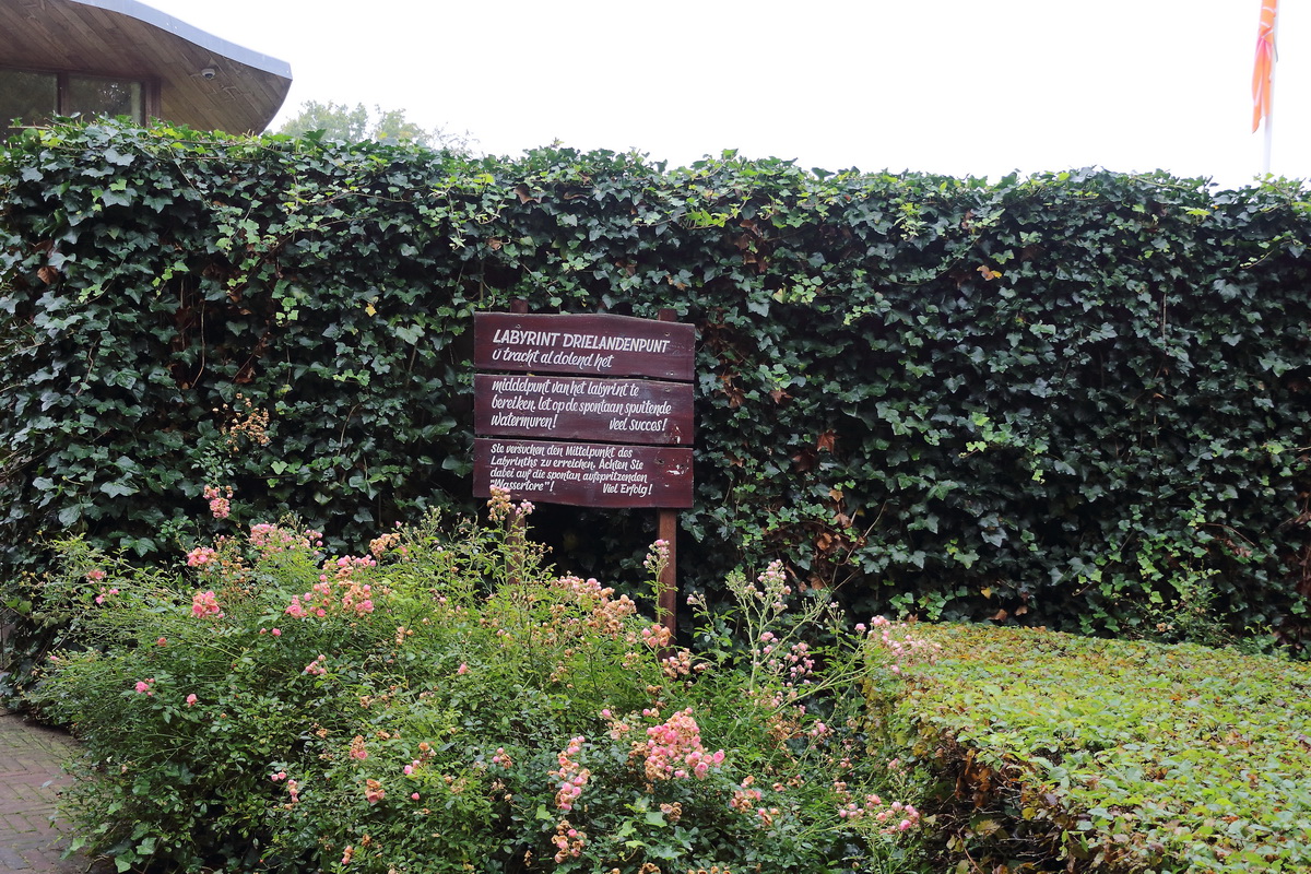 Eingang zum Labyrinthes am Dreiländerpunkt Vaals im niederländischen Zuid-Limburg am 09. Oktober 2020.