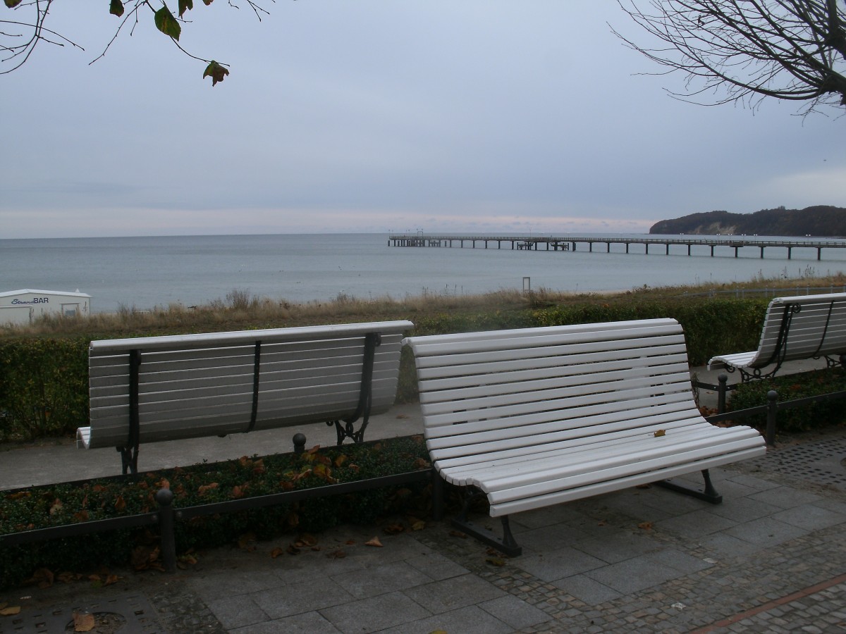 Einsame Bänke an der Binzer Strandpromenade,mit Blick zur Seebrücke,am 04.November 2013.
