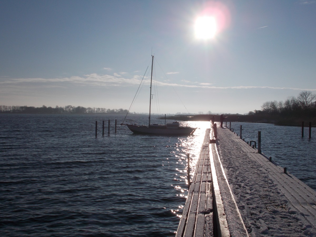 Einsames Segelboot im winterlichen Hafen Puddemin am 01.Februar 2015.