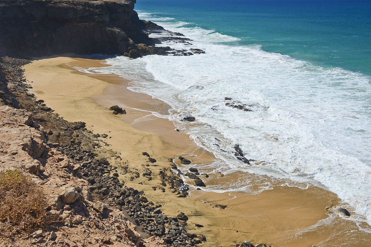 El Cotillo ist ein touristisch noch wenig erschlossenes Gebiet auf der Insel Fuerteventura. Das macht diesen Strand auch so sehenswert: wenig Touristen. 
Aufnahme: 19. Oktober 2017.