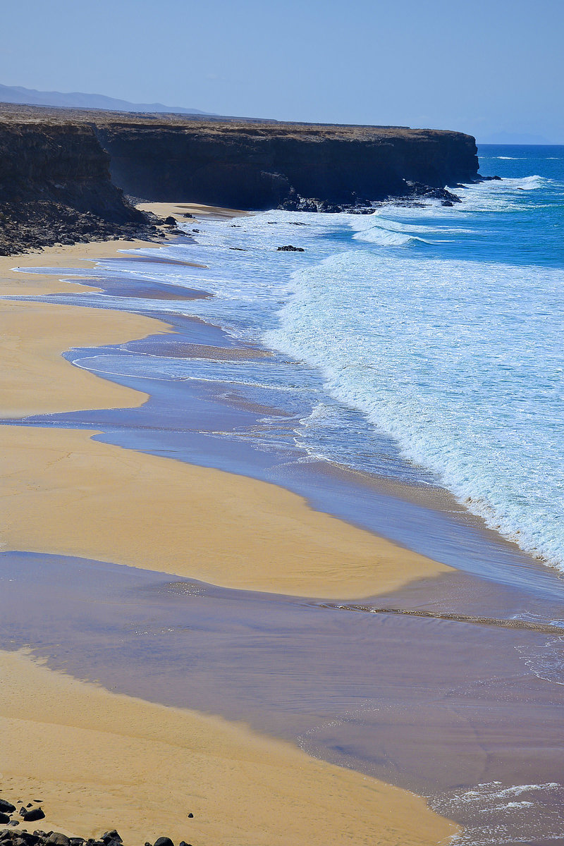 El Cotillo liegt an der Nordwestküste von Fuerteventura. Hier an den langen Küstenabschnitten können schon mal die Winde stark sein und so manch meterhohe Welle an die Strände peitschen. 
Aufnahme: 19. Oktober 2017.