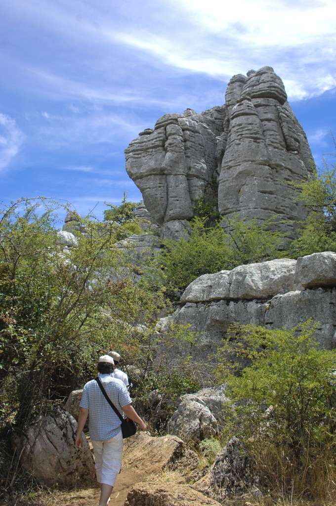 El Torcal (Paraje Natural Torcal de Antequera). Die eigenartigen Karstgebilde gehen geologisch auf die Zeit der alpinen Faltenbildung zurück. Die damals im Gestein entstandenen Risse wurden im Laufe der Jahrhunderte durch Witterungseinflüsse weiter vertieft. Aufnahme: Juli 2014.