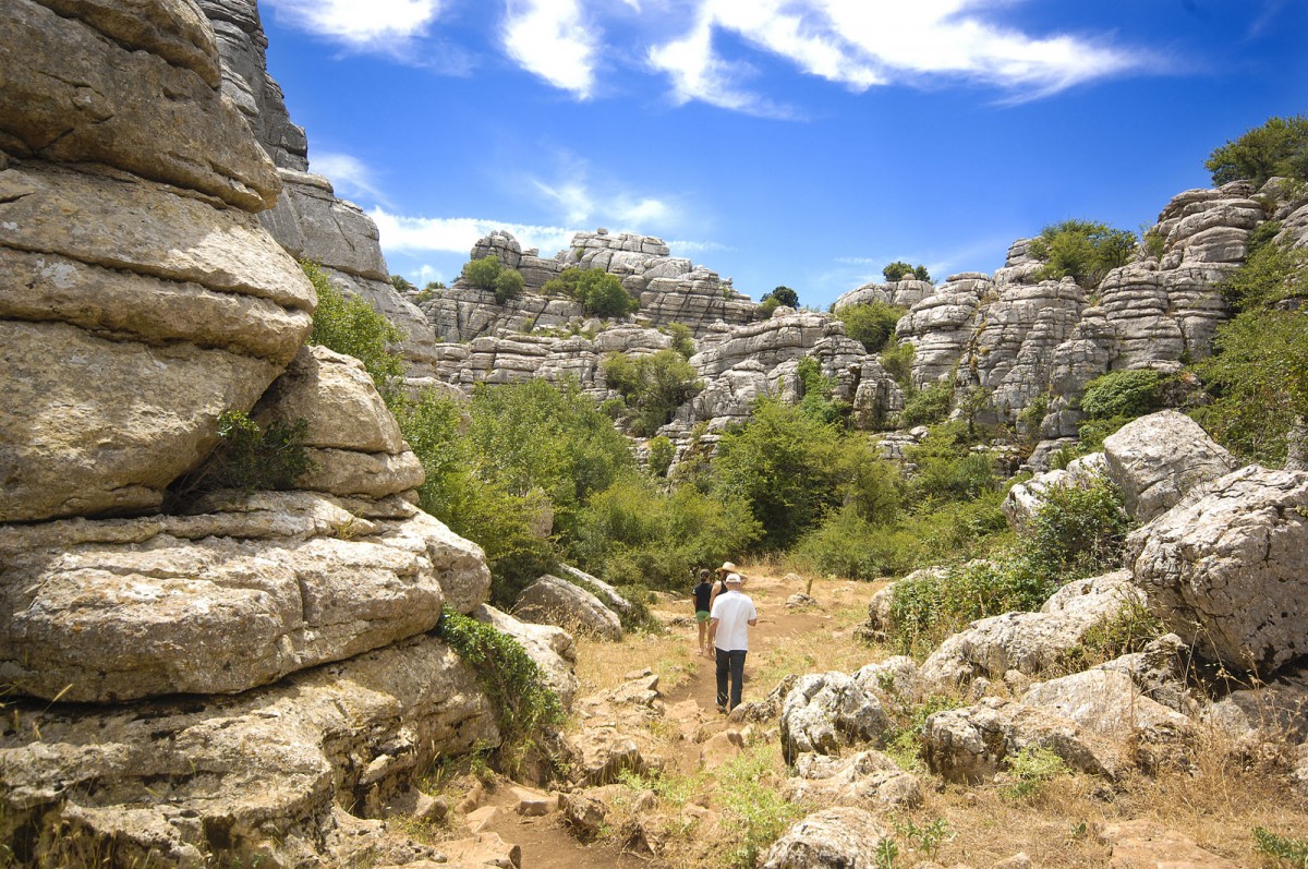 El Torcal (Paraje Natural Torcal de Antequera) - Hohe Säulen aus Steinplatten unterschiedlicher Größe sehen aus, als wären sie künstlich aufeinander gestapelt worden. Aufnahme: Juli 2014.