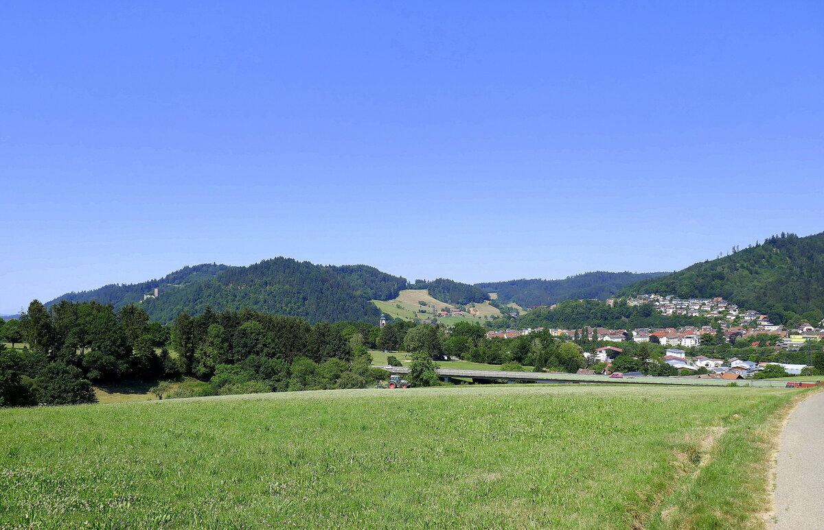 Elztal im mittleren Schwarzwald, Blick von den Siensbacher Höhen auf Kollnau, davor die Straßenbrücke der B294 und links die Kastelburg in Waldkirch, Juli 2022