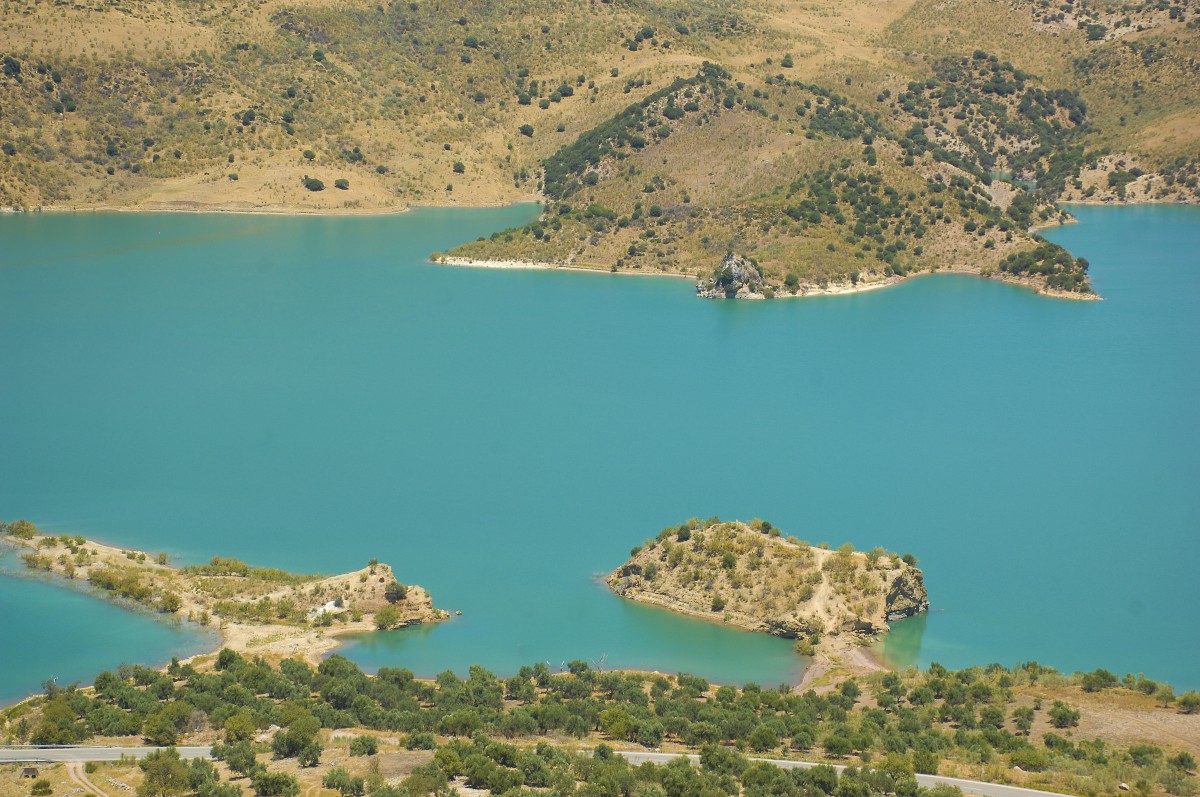 Embalse de Zahara von Zahara aus gesehen. Aufnahme: Juli 2014.