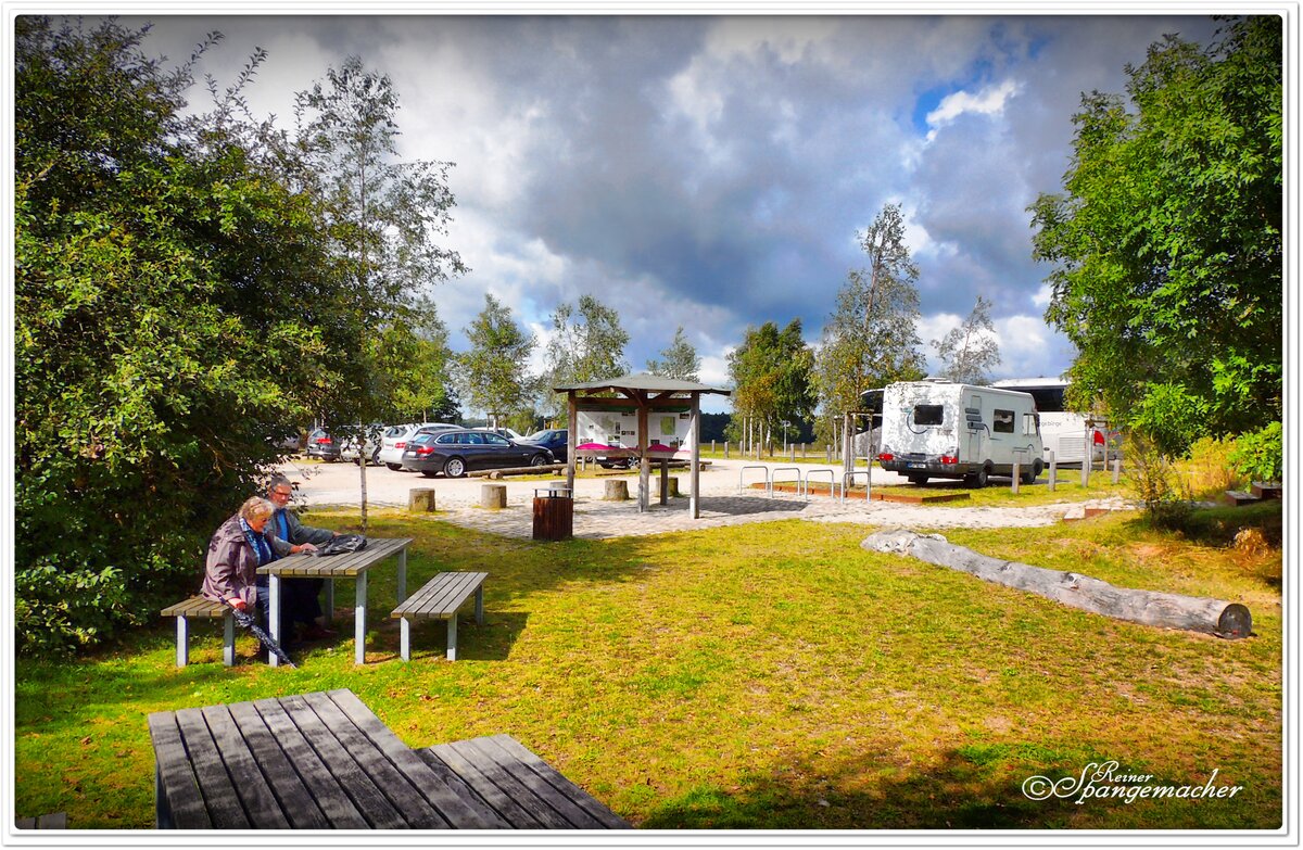 Ende August 2014, der Parkplatz am Wacholderwald in der Schmarbecker Heide bei Faßberg, Südheide. Idyllisch gelegen, man erreicht ihn über einen schmalen halbwegs befestigten Weg von Faßberg aus.