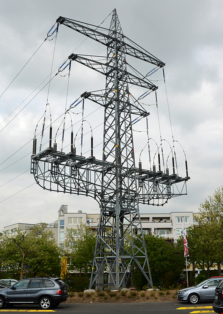 Ende einer Hochspannungsleitung! Der Traum für Hochspannungsleitungs-Gegner. Ab unter die Erde mit dem Kabel, wie hier an einem Kaufhaus-Parkplatz in St. Augustin bei Bonn - 10.04.2014