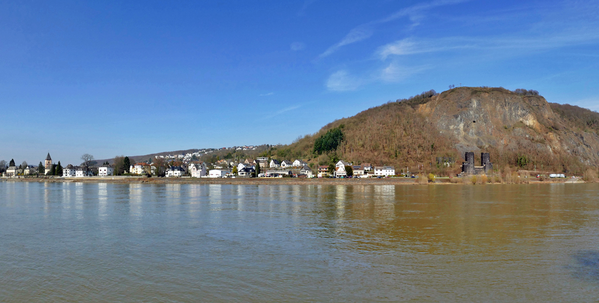 Erpel am Rhein, rechts Erpeler-Ley-Felsen und Brückenpfeiler der ehemaligen Eisenbahnbrücke von Remagen - 16.03.2017