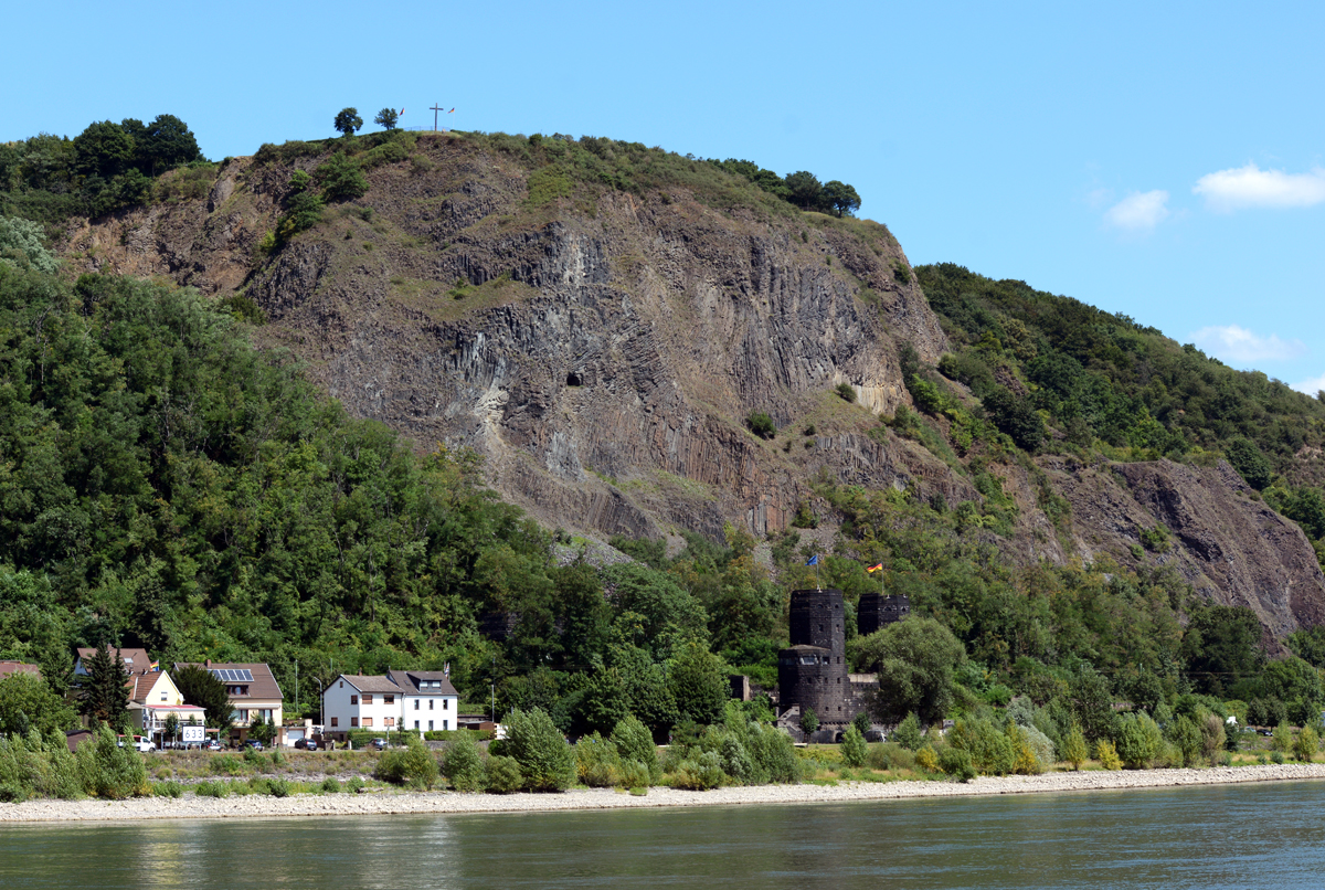 Erpeler Ley-Felsen, unten Mitte der rechtsrheinische Pfeiler der  Brücke von Remagen  - 05.08.2015