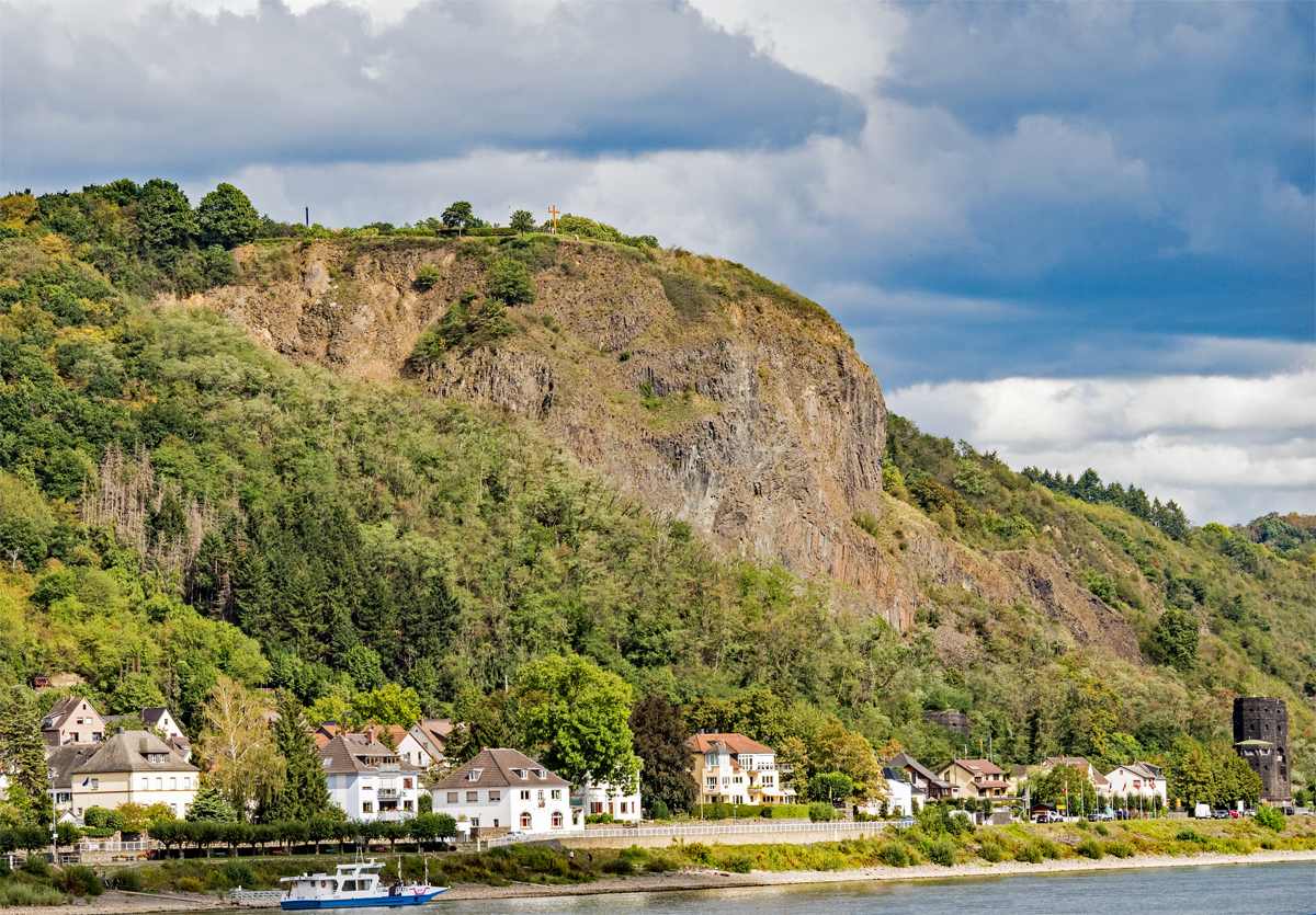 Erpeler Ley, Rheinfelsen bei Erpel am Rhein. Beim Bild unten rechts sind noch die rechtsrheinischen Brückenpfeiler der  Brücke von Remagen  zu erkennen. 29.08.2020