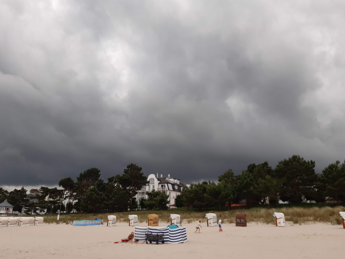 Es droht ein Unwetter. Am Strand von Binz am 29.06.25.