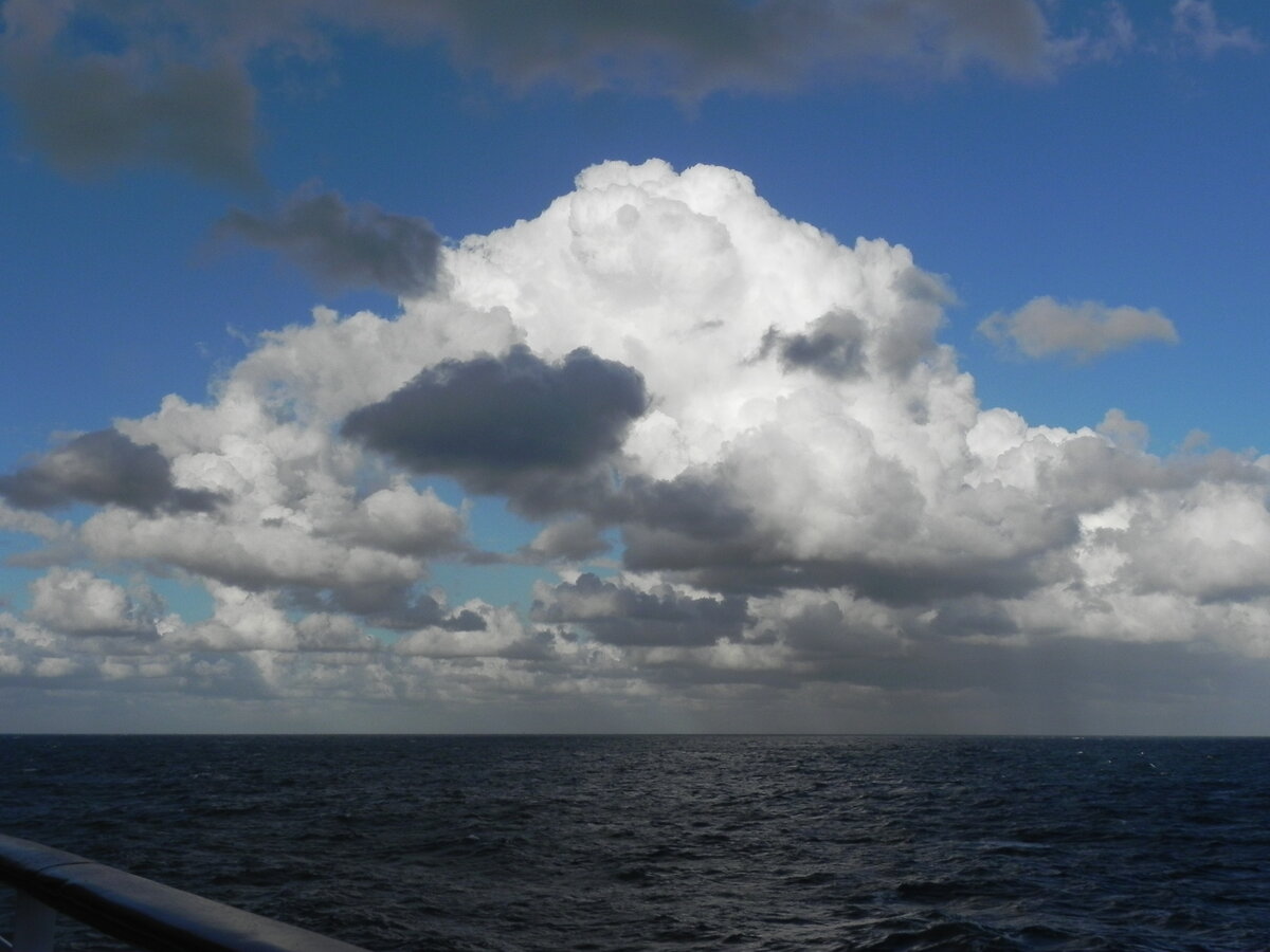 Es droht zu regnen, am 18.09.2012 vor der holländischen Küste.