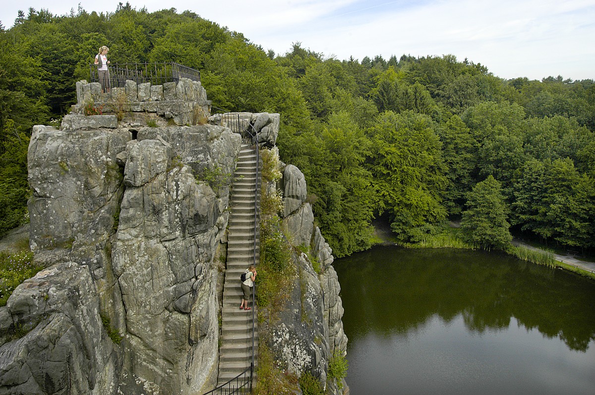 Externsteine - Die Felsen können über zwei in den Stein gearbeitete Treppenaufgänge erklommen werden. Ein Aufstieg, der sich lohnt! Denn aus ca. 40 Meter Höhe bietet sich den Besuchern ein beeindruckender Ausblick in die abwechslungsreiche Landschaft des Teutoburger Waldes. Aufnahme: Juli 2007.