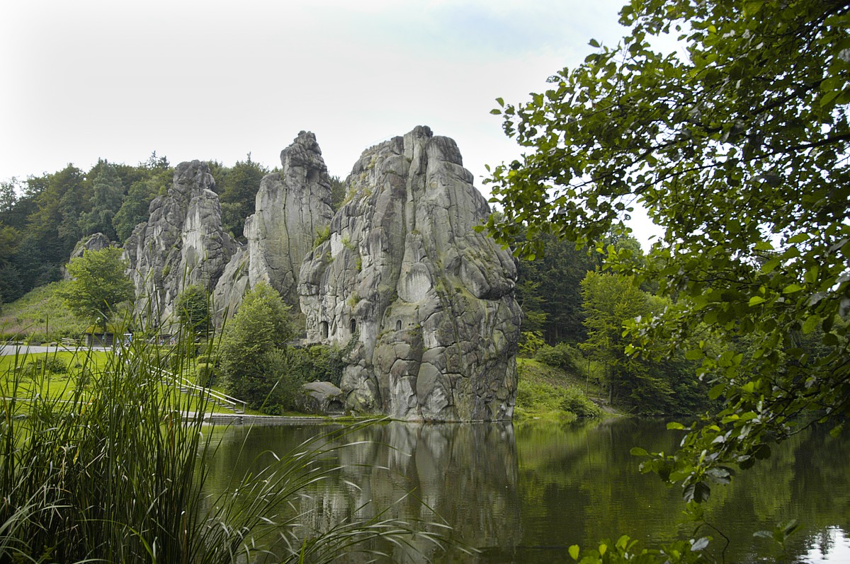 Externsteine - eine markante Sandstein-Felsformation im Teutoburger Wald. Aufnahme: Juli 2007.