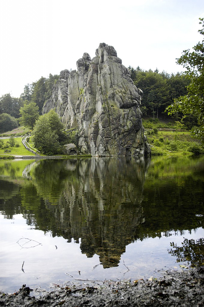 Externsteine mit dem Wiembecketeich im Vordergrund. Aufnahme: Juli 2007.