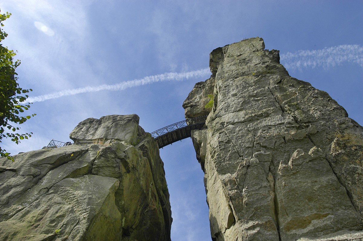 Externsteine von unten gesehen. Aufnahme: Juli 2007.