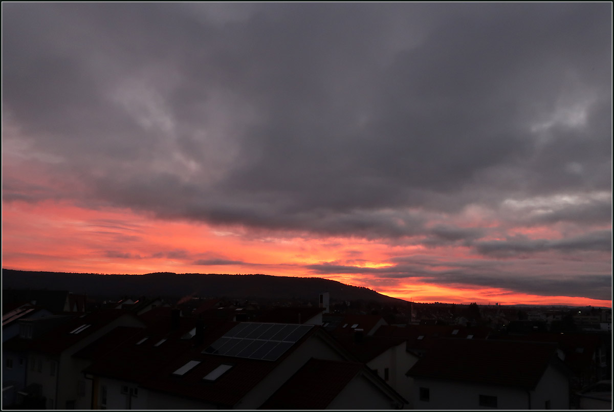 Farbenfroh wie der Tag begonnen hat -

... so endet er auch. Blick ǘber die Dächer von Rommelshausen zum Kappelberg, hinter dem die Sonne verschwunden ist und die eigentlich grauen Wolken orangerot zum Leuchten bringt.

22.11.2020 (M)