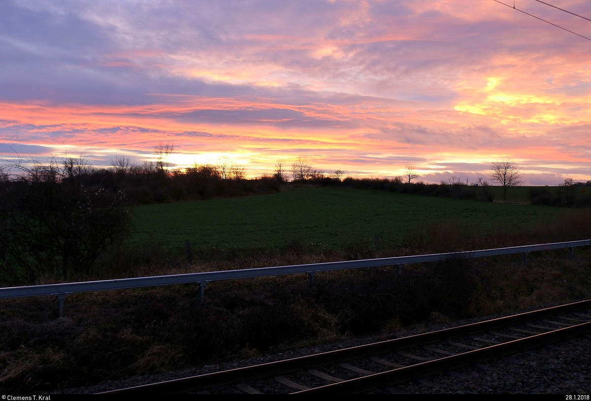 Farbenfroher Himmel während eines Sonnenuntergangs am Bahnhaltepunkt Zscherben (Gemeinde Teutschenthal). [28.1.2018 | 16:57 Uhr]