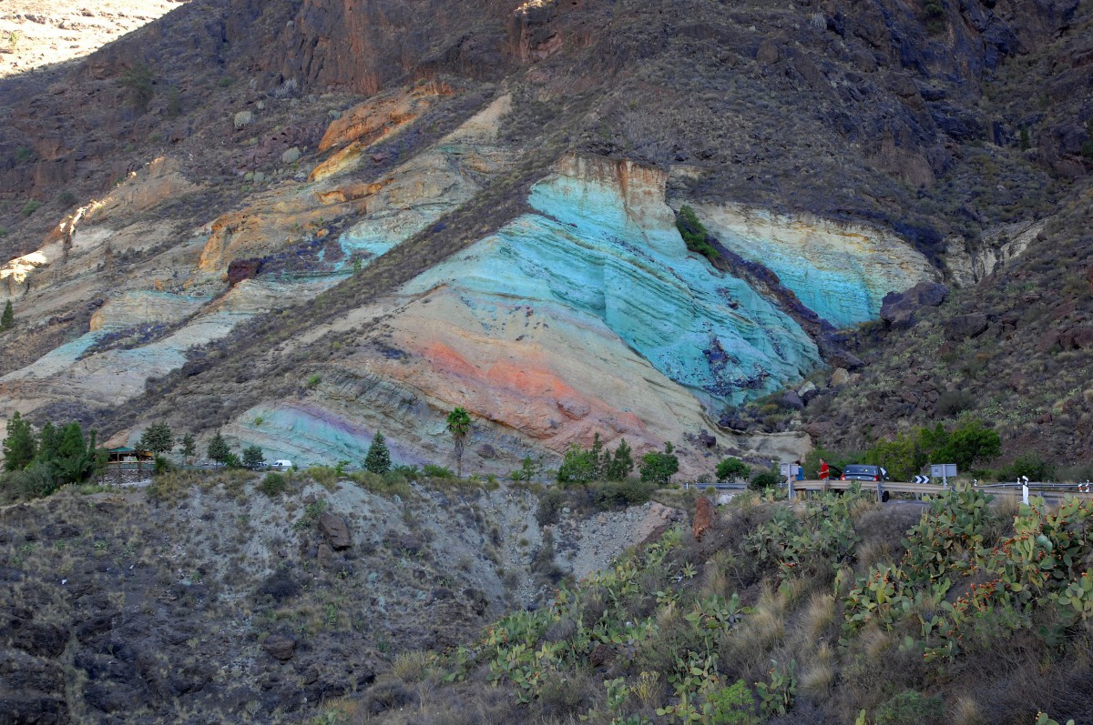 Farbige Felsenwände an der Landesstraße GC-200 auf Gran Canaria. Aufnahme: Oktober 2009.