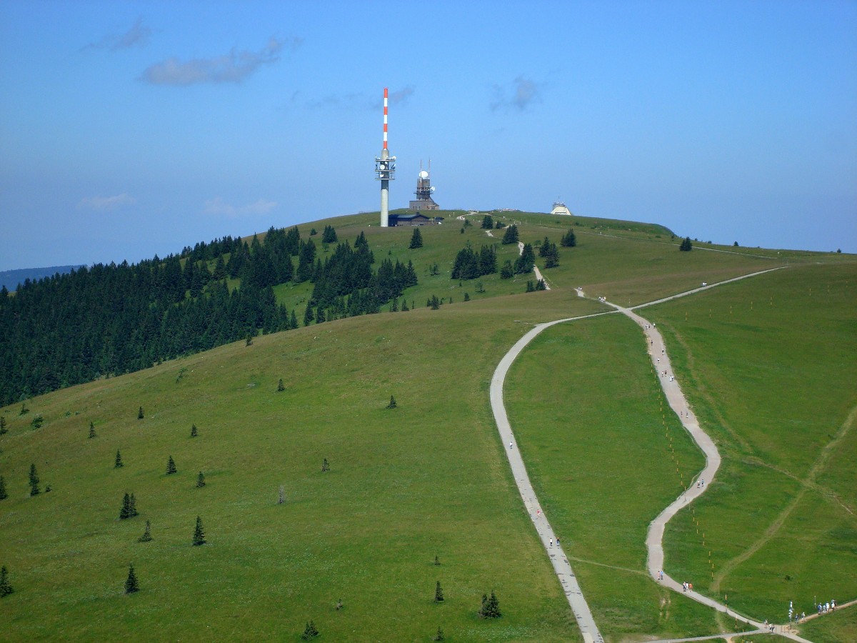 Feldberg, Blick vom alten Feldbergturm zum neuen 82m hohen Feldbergturm mit den Sendeanlagen, daneben der Friedrich-Luise-Turm mit dem Wetterradar, Juli 2010