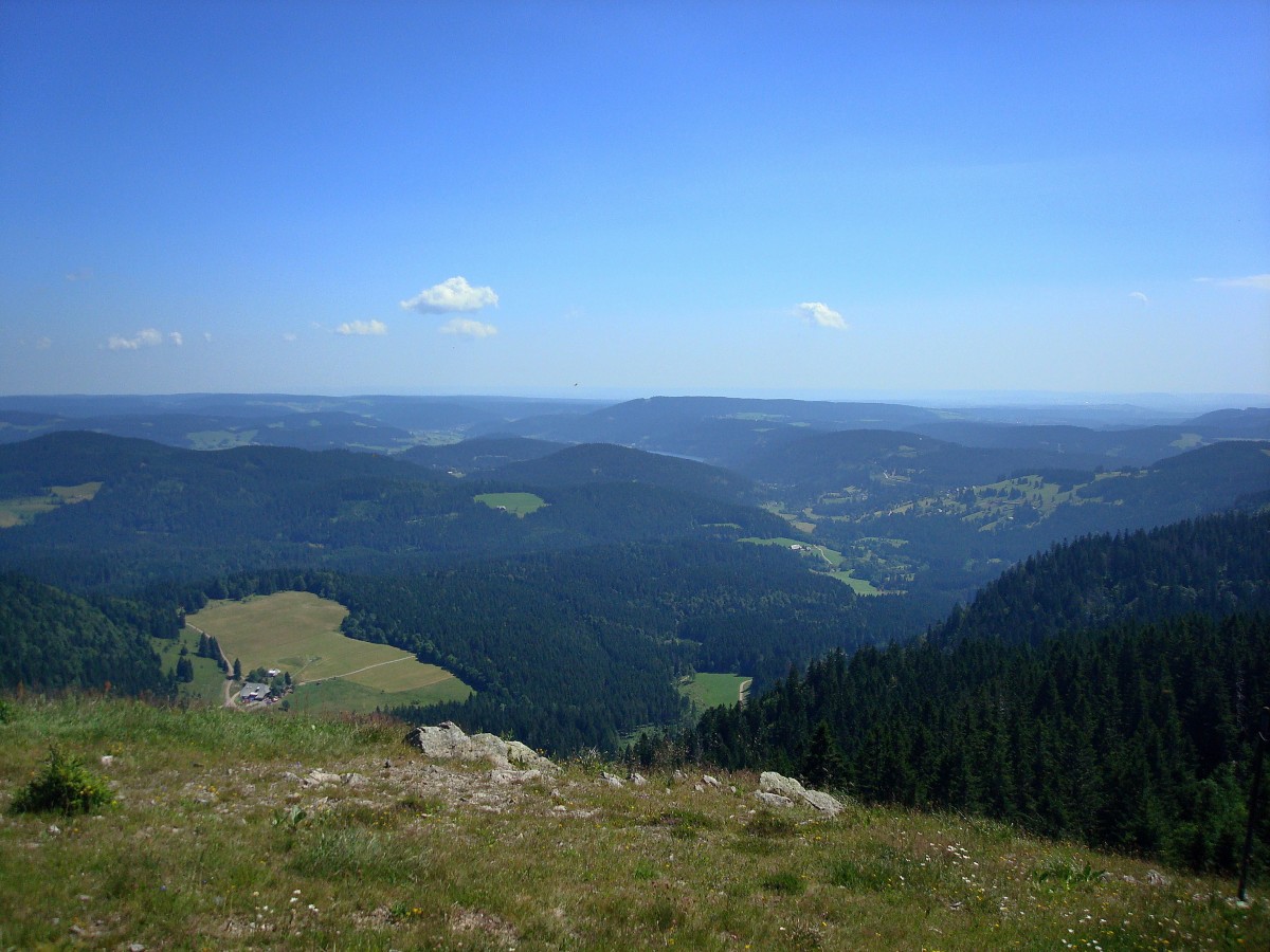 Feldberg, Blick vom hchsten Schwarzwaldberg nach Osten, Richtung Titisee, Juli 2010