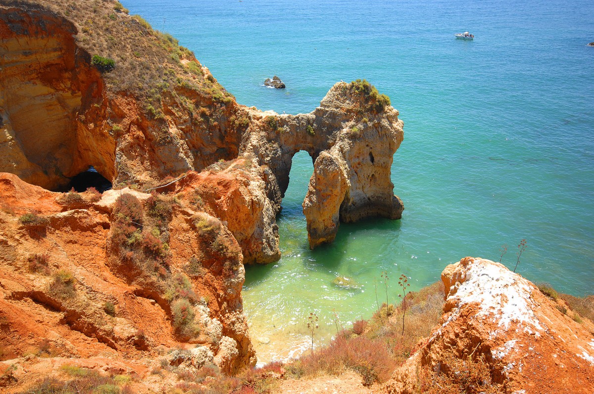 Felsen an der Algarveküste bei Alvor. Aufnahme: Juli 2010.