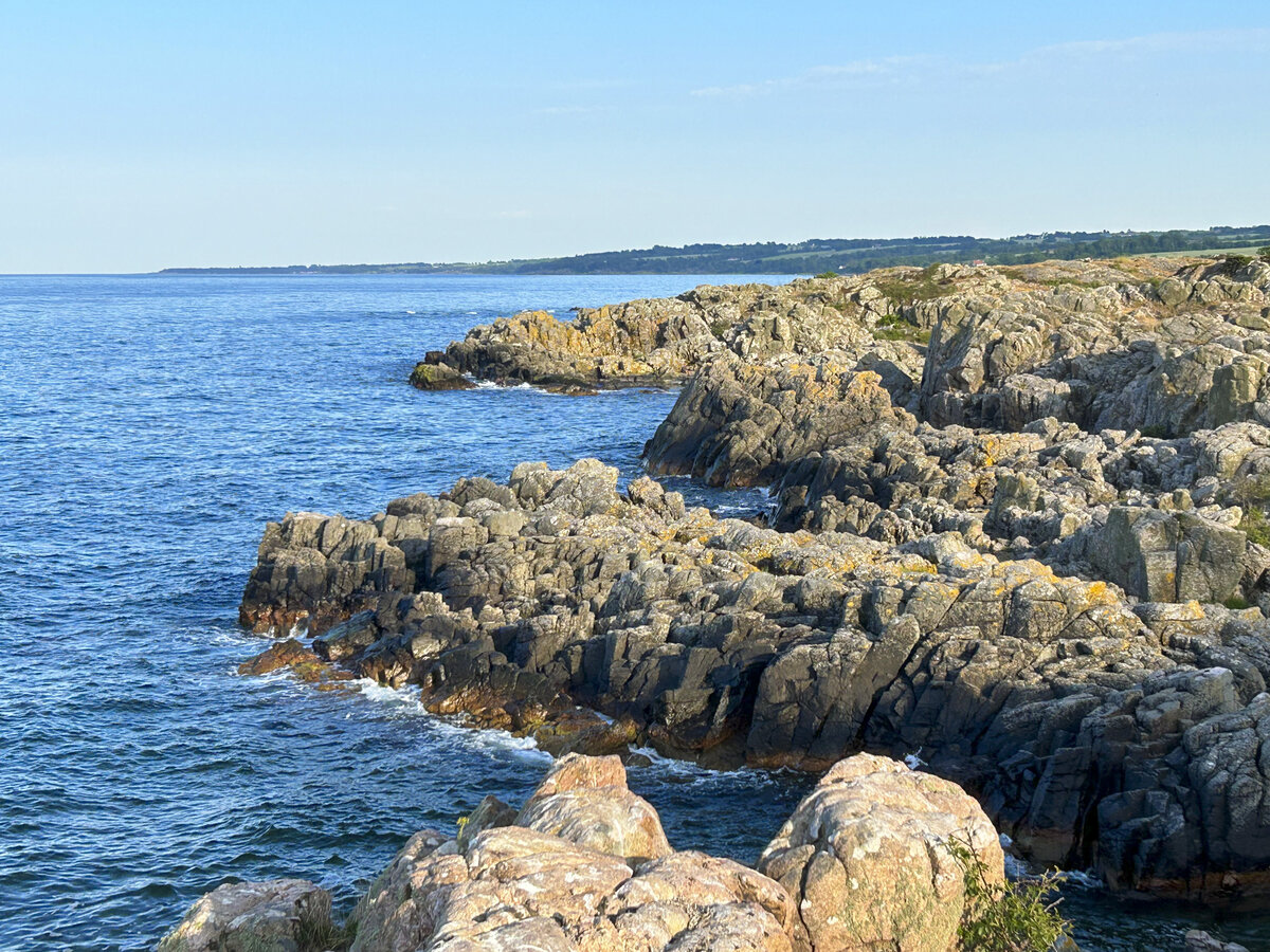 Felsenküste am »Klippestien« vor Gudhjem an der Nordküste Bornholms. Aufnahme: 14. Juni 2023.