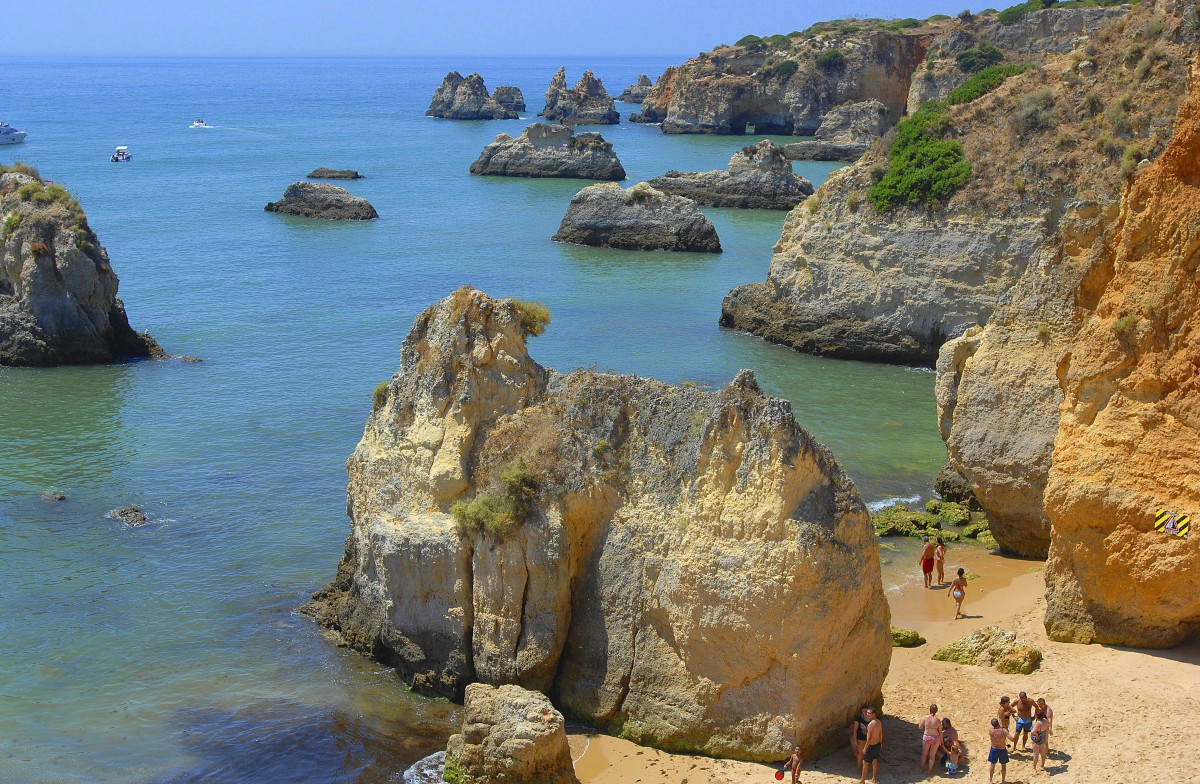 Felsenküste östlich vorn Alvor. Aufnahme: Juli 2010.