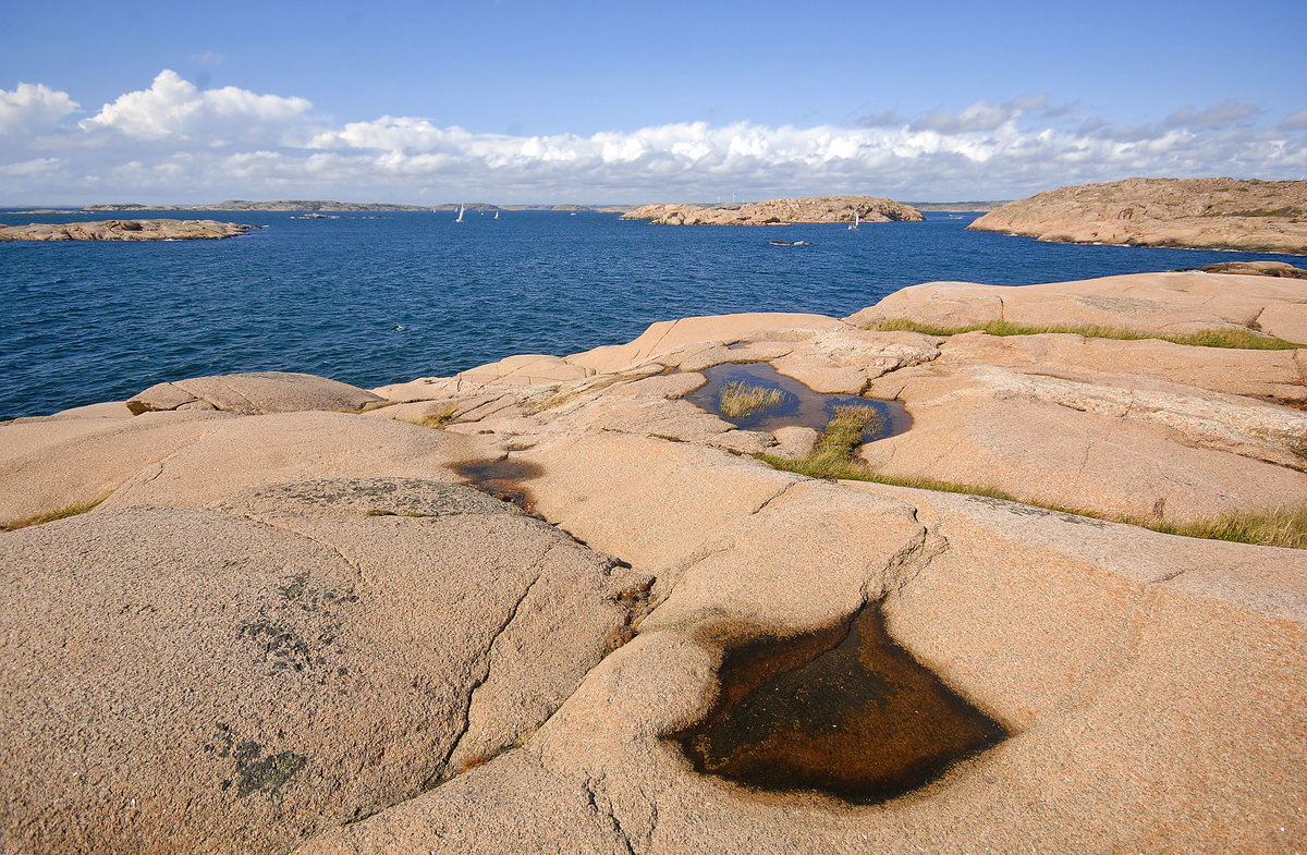 Felsenlandschaft auf der Insel Sälö im Hållöarkipelagen westlich von Mögen in Schweden. Aufnahme: 2. August 2017.