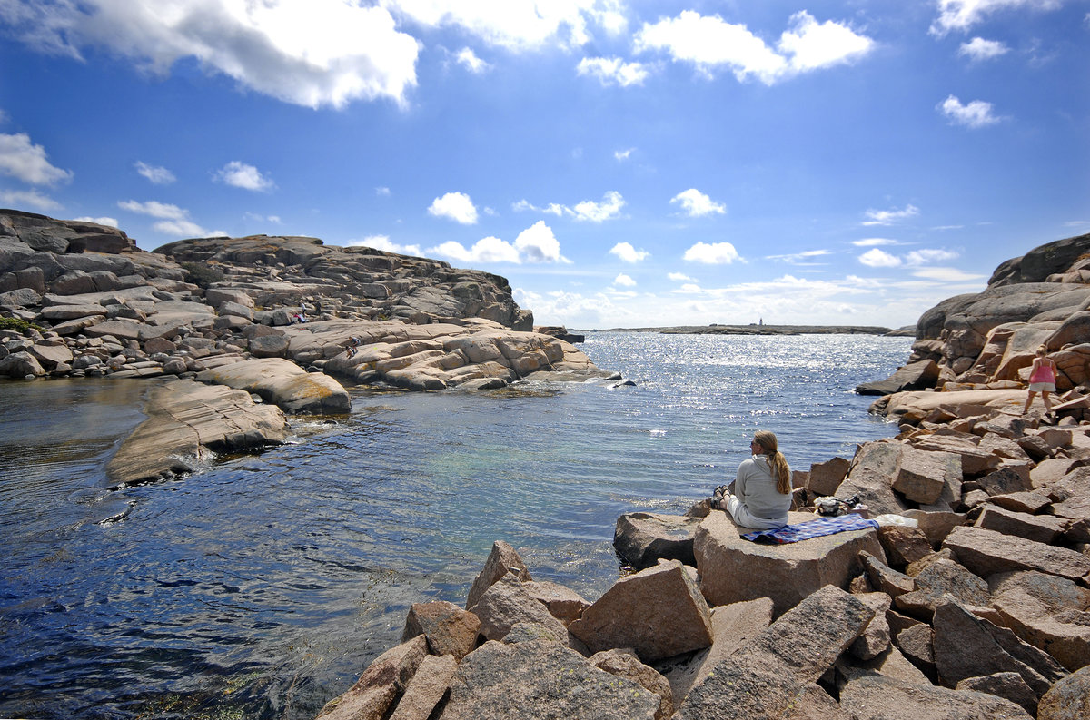 Felsenlandschaft bei herrlichem Wetter. Die Aufnahme ist auf der Insel Kleine vor Mögen an der schwedische Scherenküste gemacht.
Aufnahme: 2. August 2017.