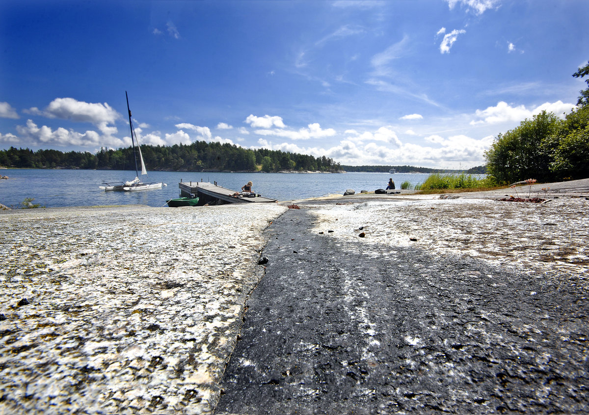 Felsenlandschaft in der Nähe von der Fähranlegestelle »Skälvik« auf der Insel Svartsö im Stockholmer Schärenhof. Aufnahme: 29. Juli 2017.

