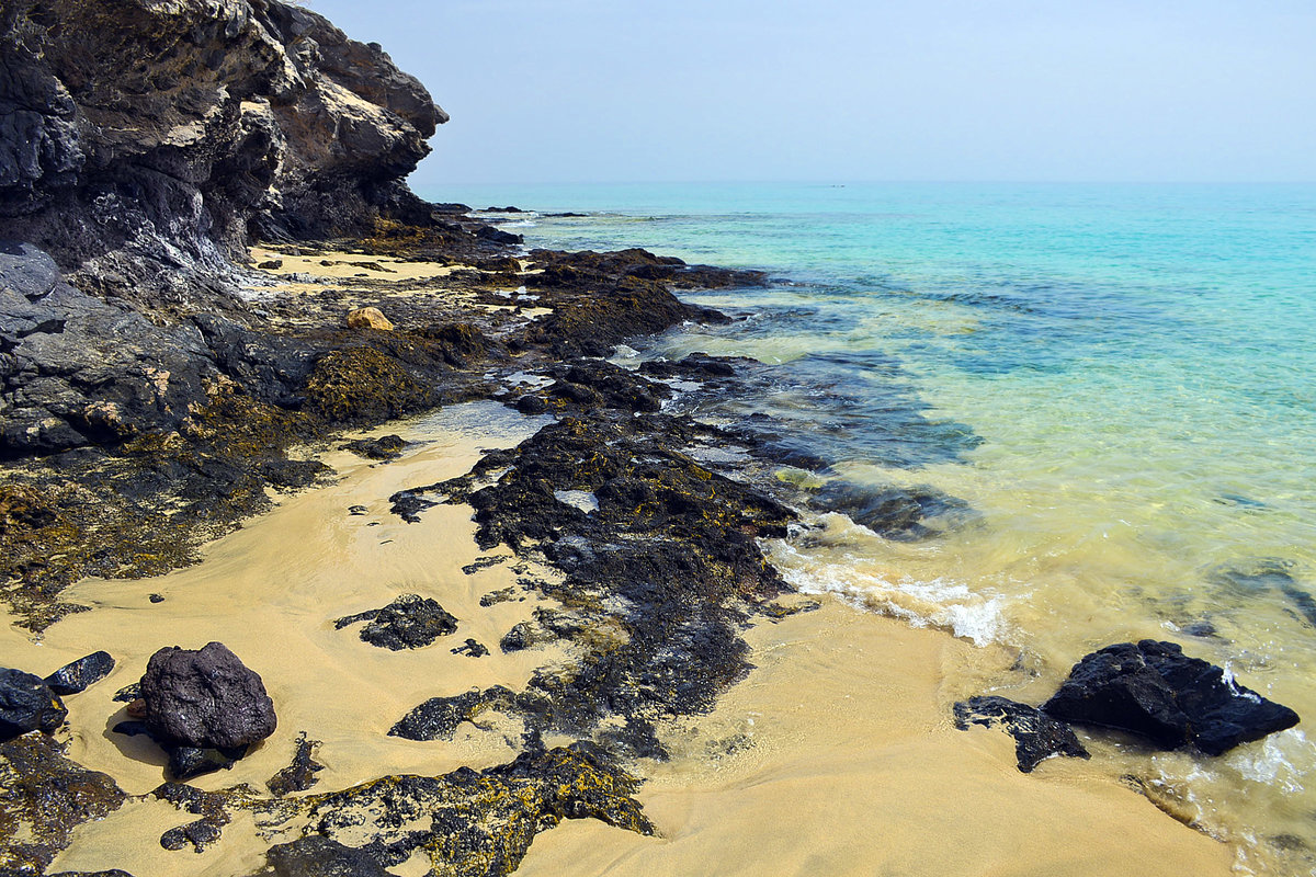 Felsenstrand nördlich von Costa Calma auf der Insel Fuerteventura in Spanien. Aufnahme: 17. Oktober 2017.