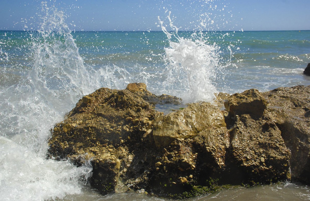 Felsenstrand vor Nerja an der andalusischen Sonnenküste. Aufnahme: Juli 2014.