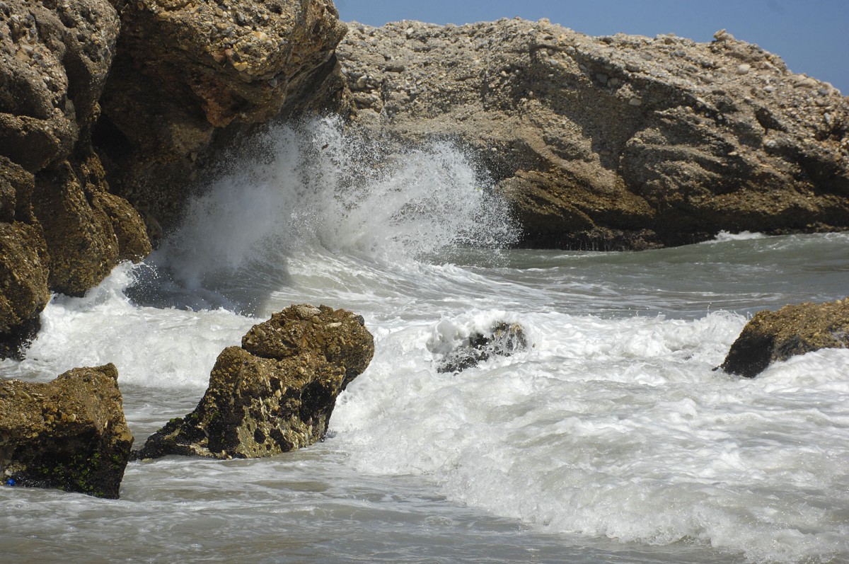 Felsenstrand vor Nerja an der spanischen Sonnenküste. Aufnahme: Juli 2014.