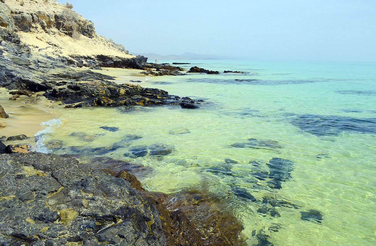 Felsenstrand vor Tarajalejo auf der Insel Fuerteventura in Spanien. Aufnahme: 15. Oktober 2017.