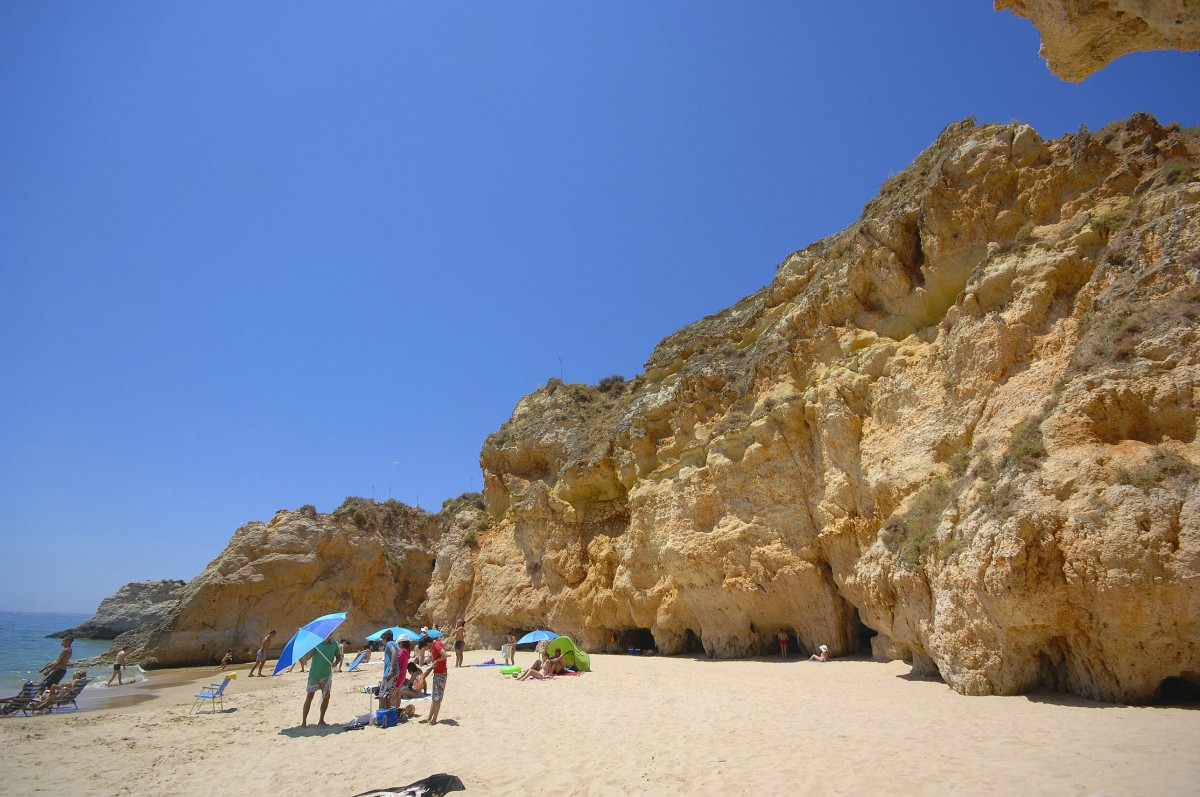 Felsformationen östlich von Carvoeiro an der Algarveküste. Aufnahme: Juli 2010.
